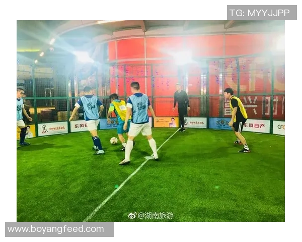 耐克广告中的铁笼足球明星展现激情与实力的完美结合